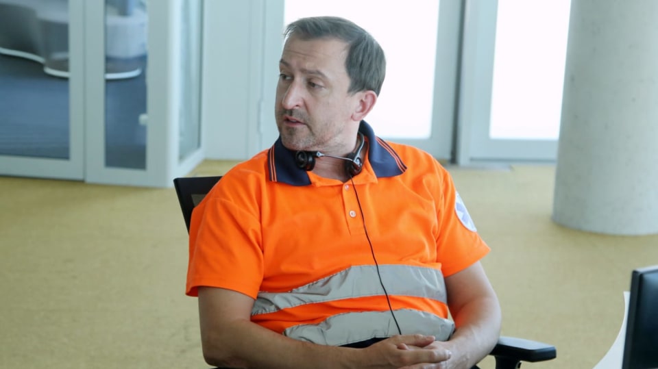 Martin Hofmann v roli záchranáře na tísňové lince.